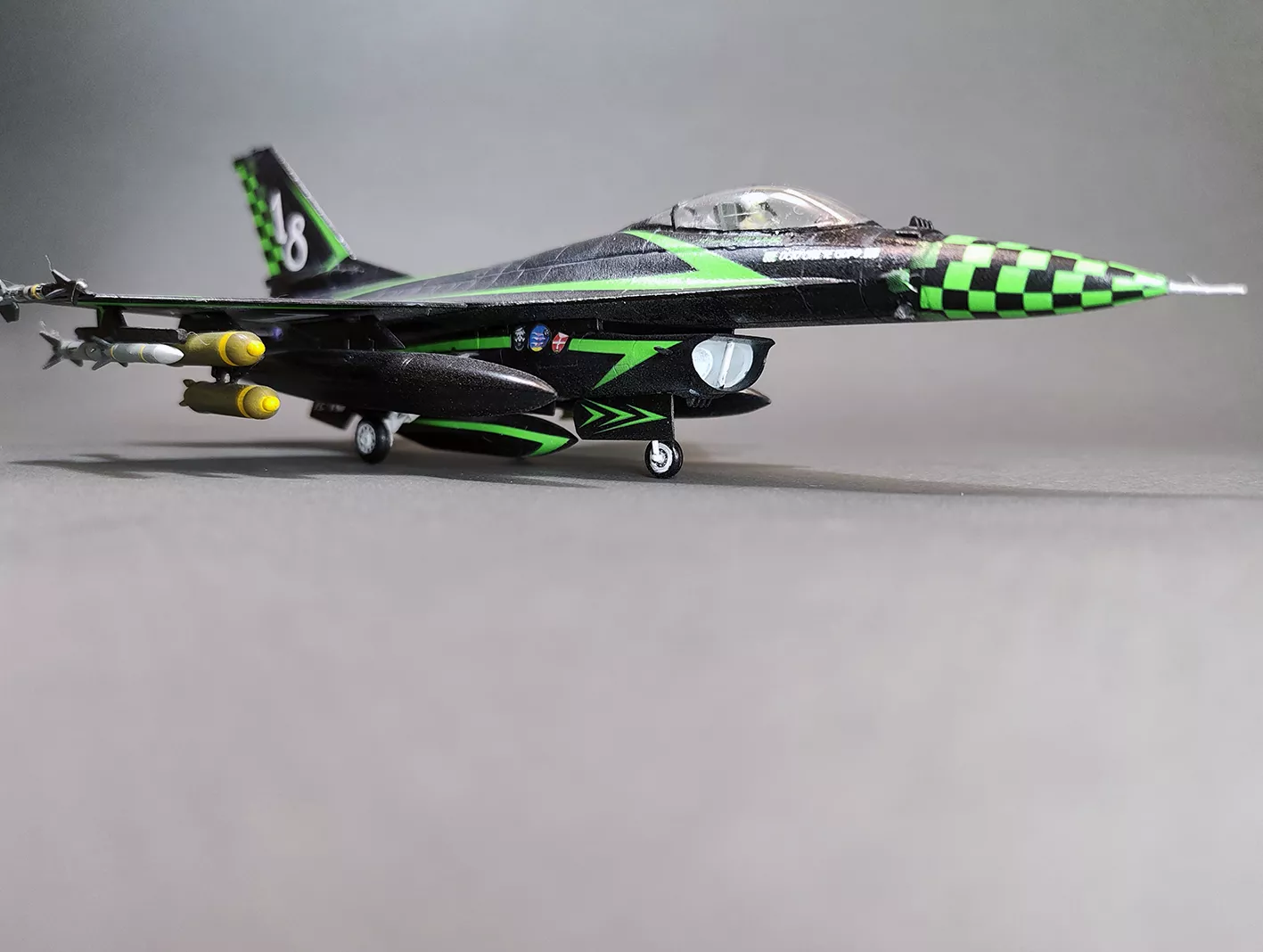 Самолет F-16 ADF/AM 