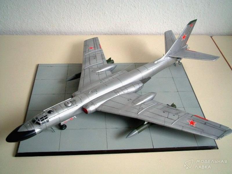 Сборная модель самолет ТУ-16К-10 (Badger-C) Trumpeter