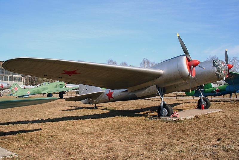 Сборная модель советский фронтовой бомбардировщик СБ-2 ARK Models