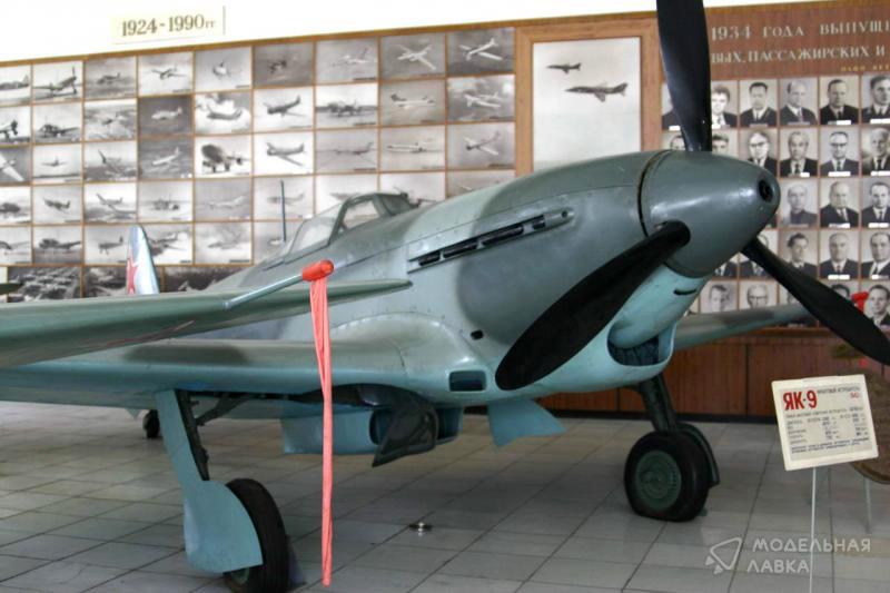 Сборная модель советский истребитель Як-9ДД ARK Models