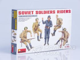 Едущие советские солдаты