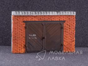 Гараж №9 (красный кирпич, деревянные ворота коричневые, плиты перекрытия)