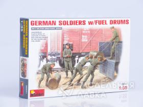 Немецкие солдаты с топливными бочками