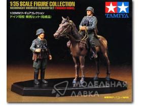 Немецкого солдат на коне и 1 фигура солдата (подставка отдельно в комплекте)