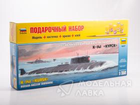 Российский атомный подводный ракетный крейсер К-141 «Курск» с клеем, кисточкой и красками.