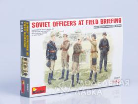 Советские офицеры на полевом совещании