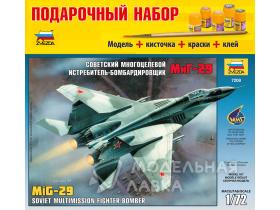 Советский многоцелевой истребитель-бомбардировщик МиГ-29 с клеем, кисточкой и красками