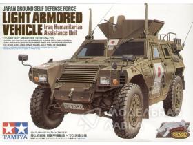 Современный японский бронеавтомобиль с 5,56 мм пулеметом и фигурой водителя. Гуманитарная миссия в Ираке.
