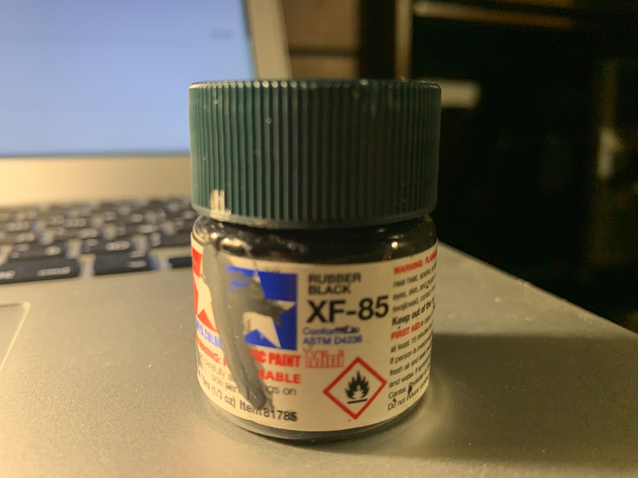 Фото Краска матовая акриловая (Rubber Black), XF-85