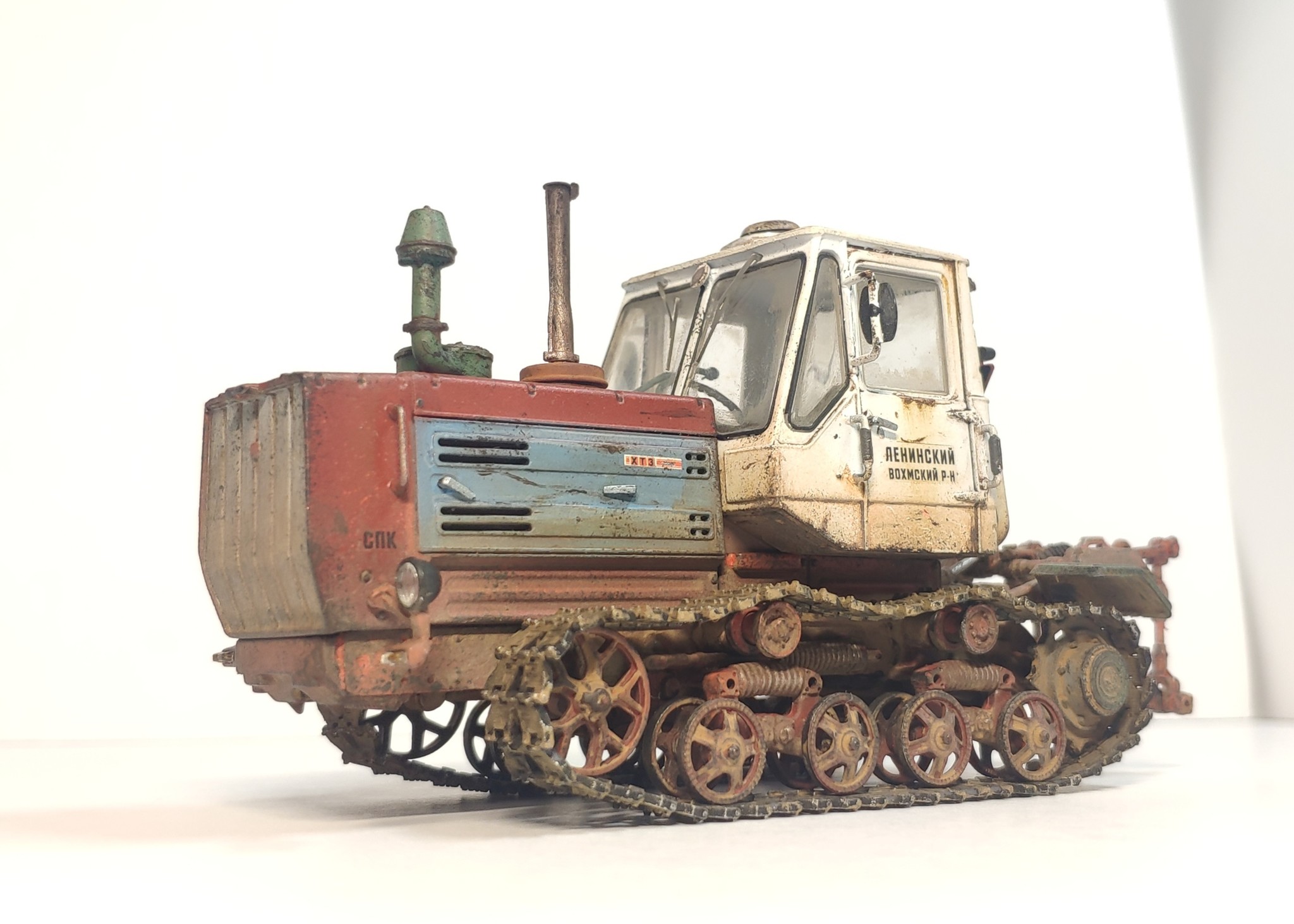 Фото Сборная модель Трактор Т-150 гусеничный с отвалом