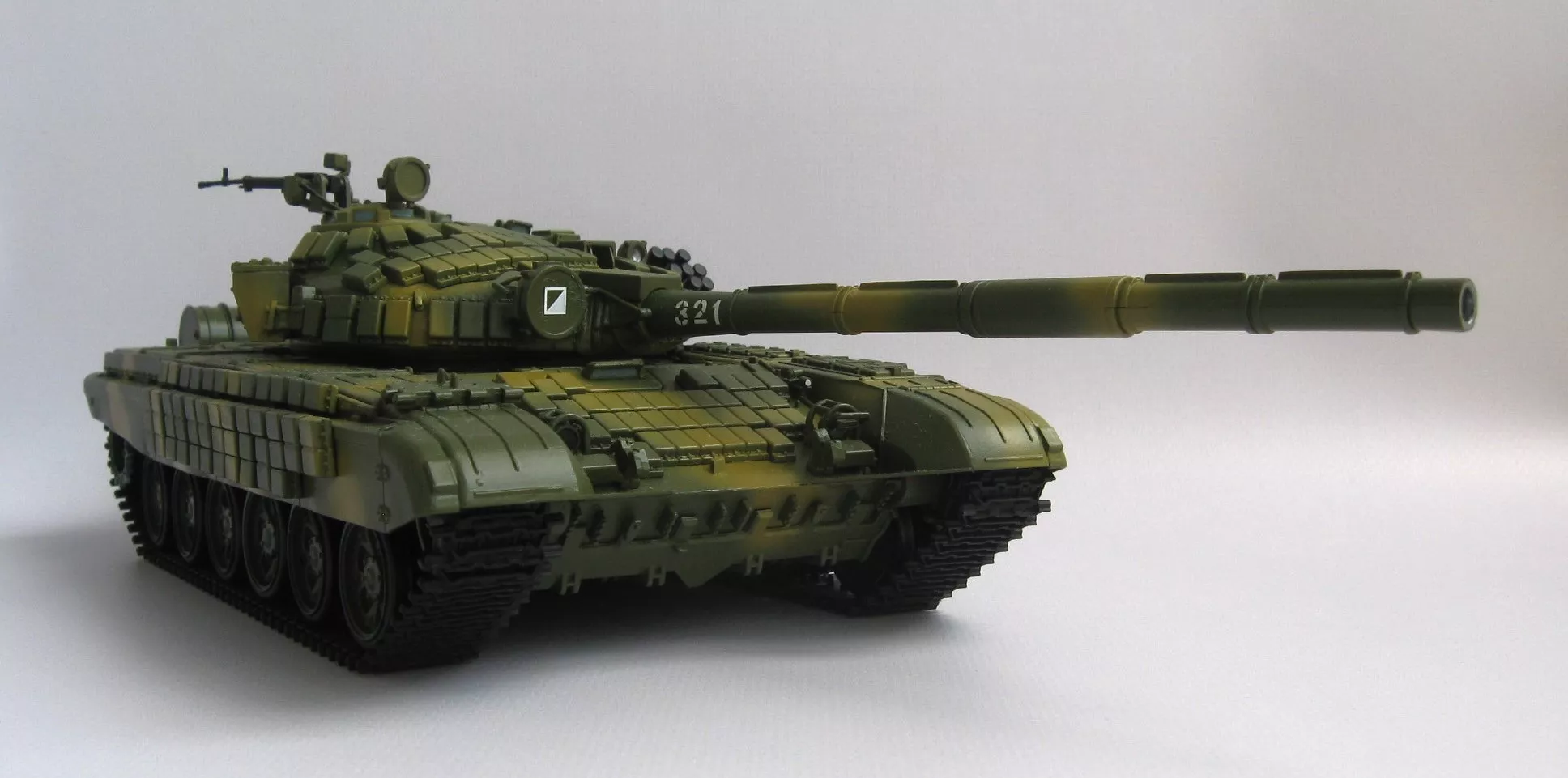 Российский основной танк с активной броней Т-72Б