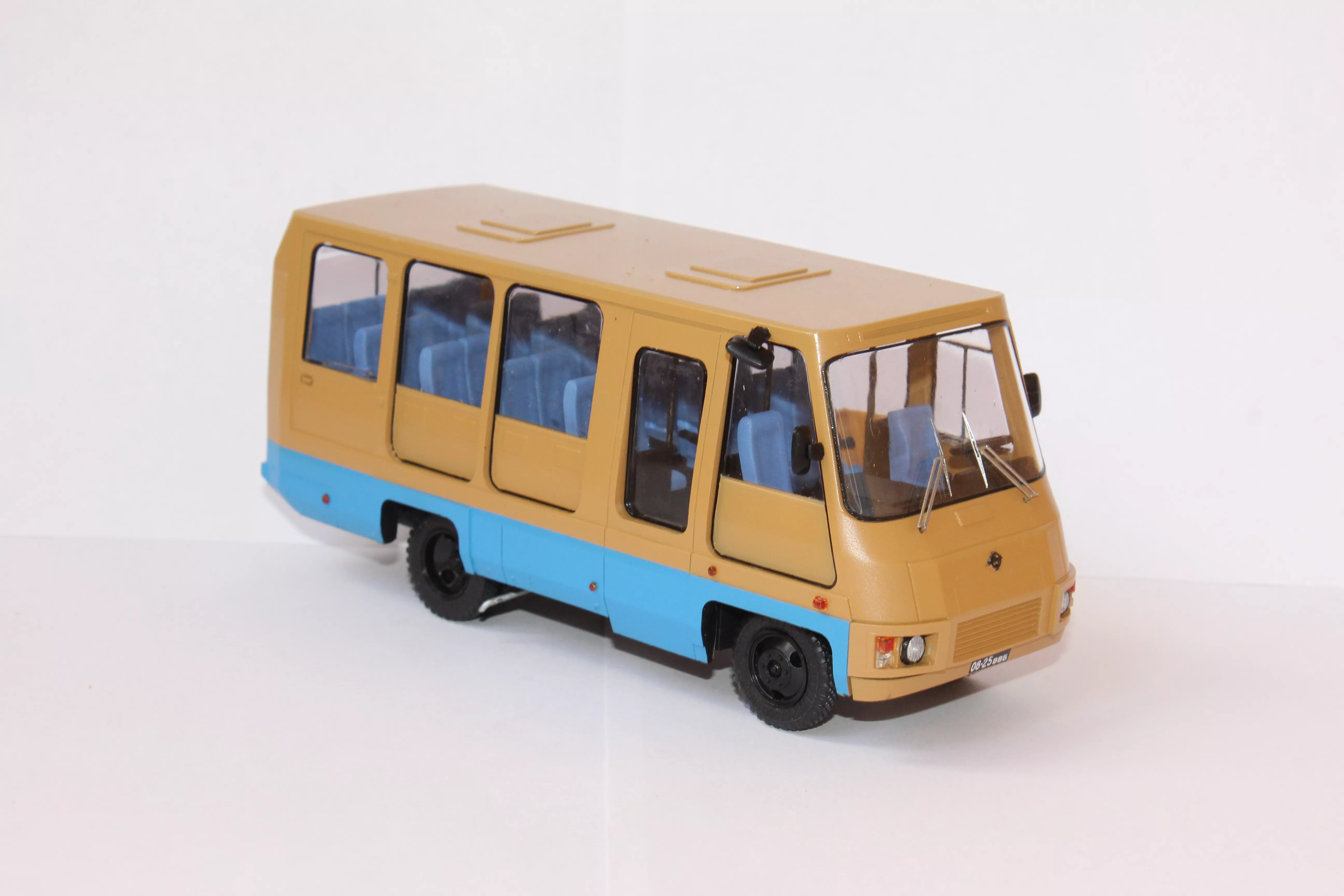 Сборная модель Автобус Курганский завод - 3275