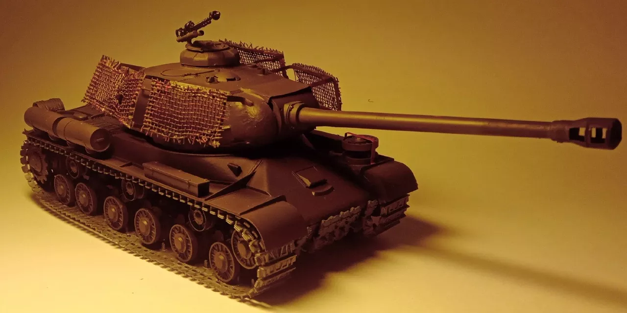 Советский тяжёлый танк ИС-2 с клеем, кисточкой и красками.