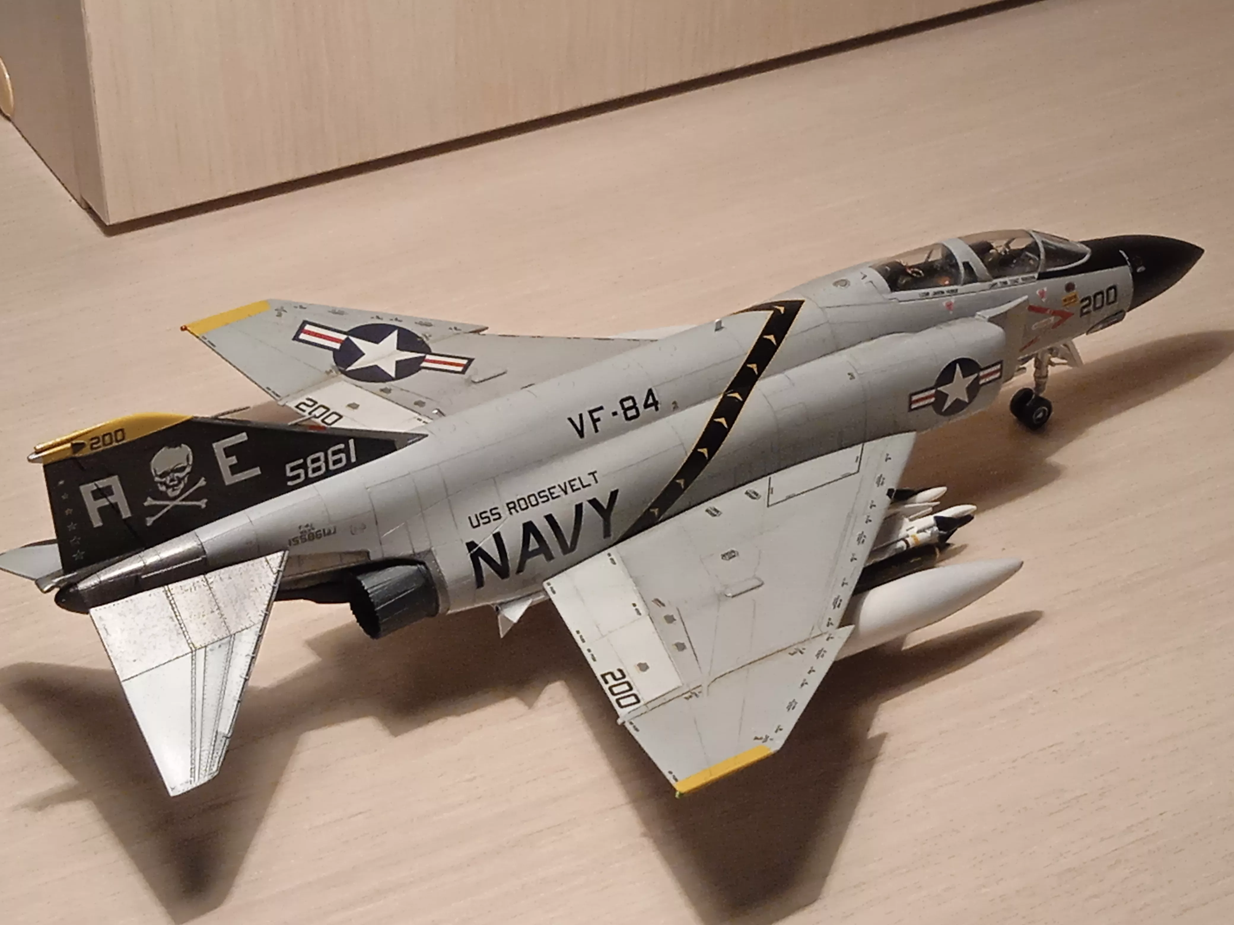 Самолет USN F-4J 'VF-84 Jolly Rogers'