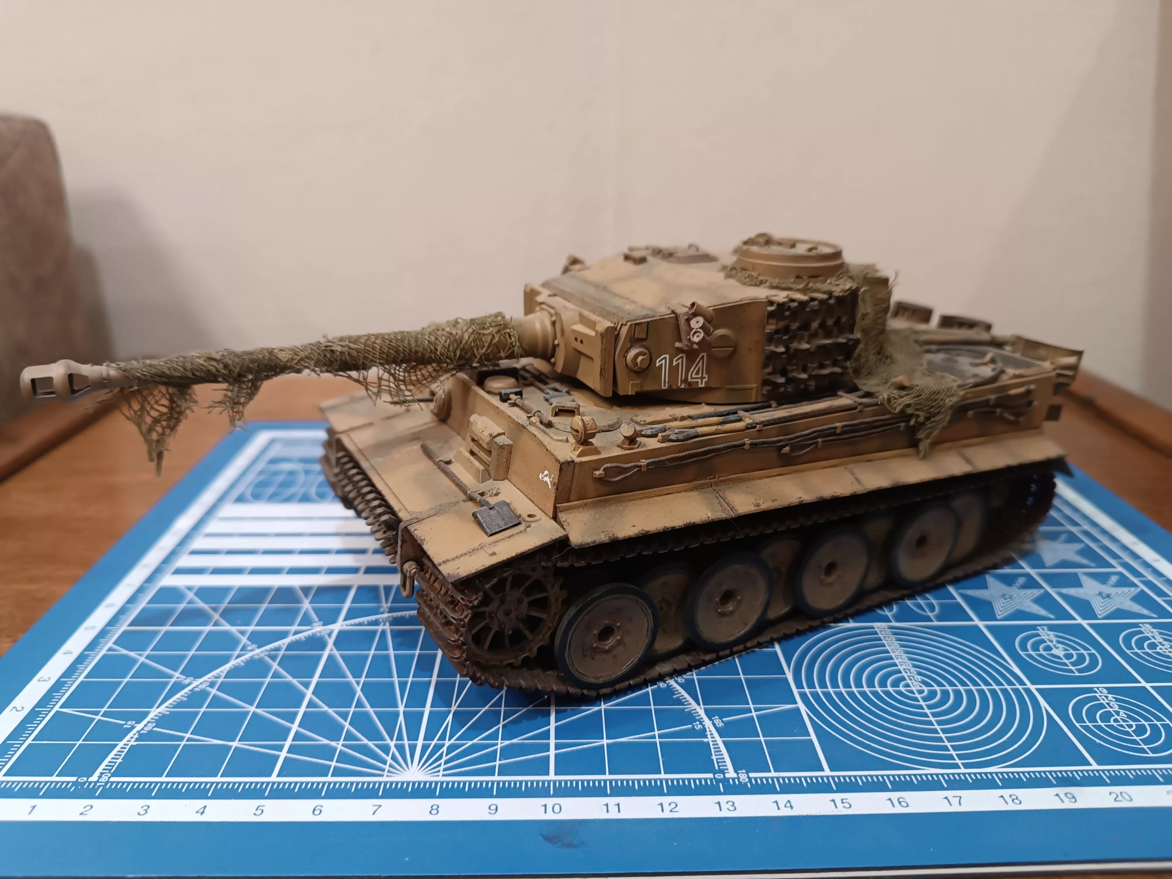 Немецкий тяжелый танк T-VI «Тигр» с клеем, кисточкой и красками.