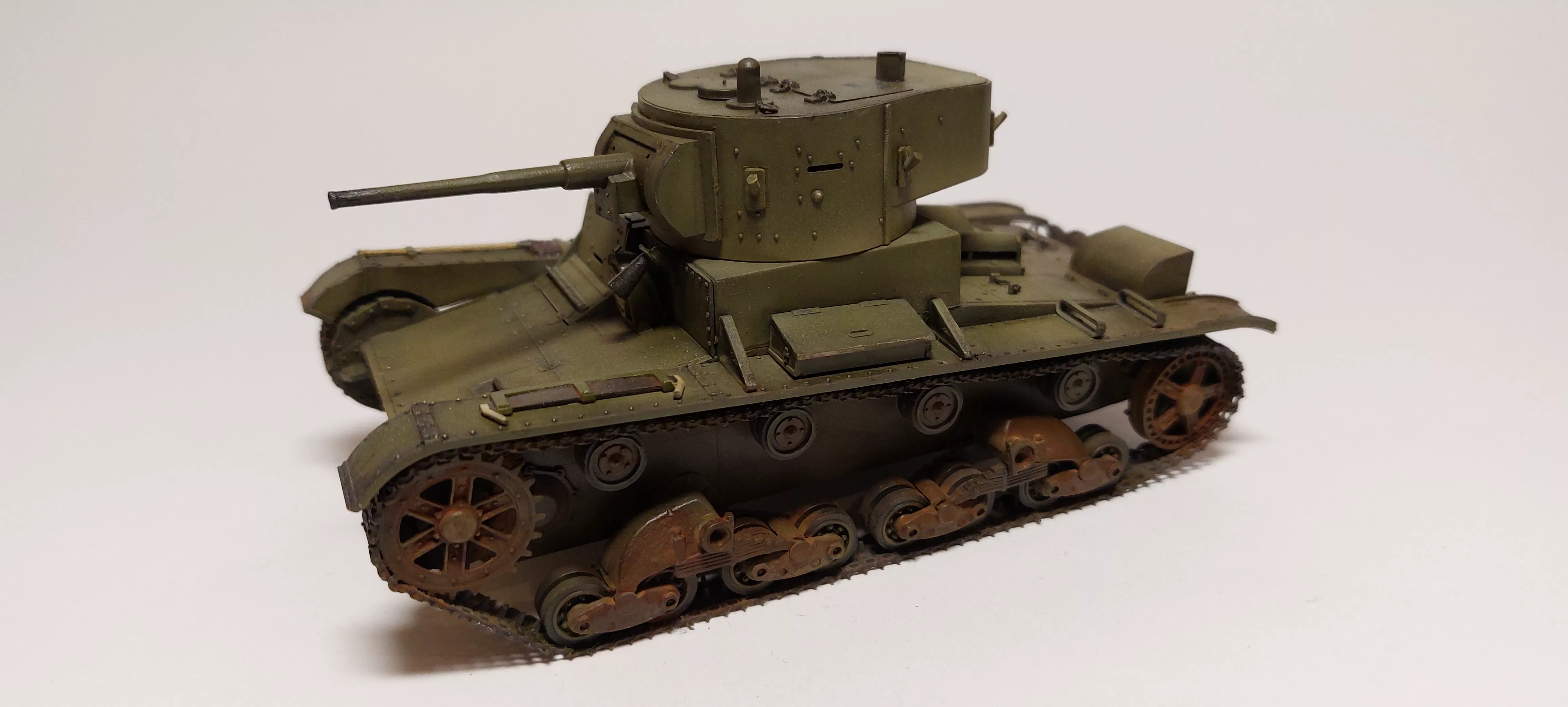 Советский легкий танк Т-26 (обр. 1933 г.) с клеем, кисточкой и красками.