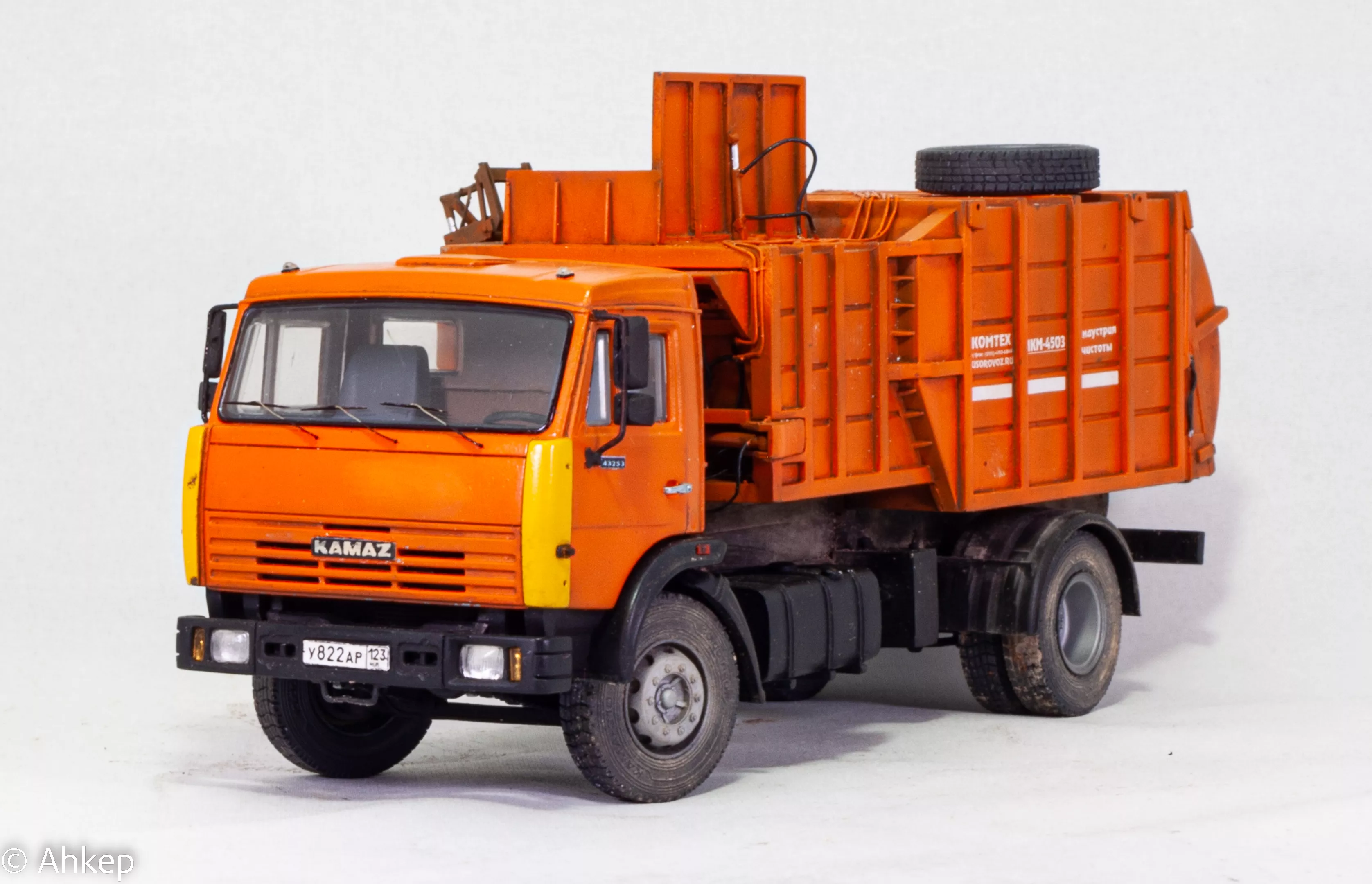 Сборная модель мусоровоз МКМ-4503 (43253)