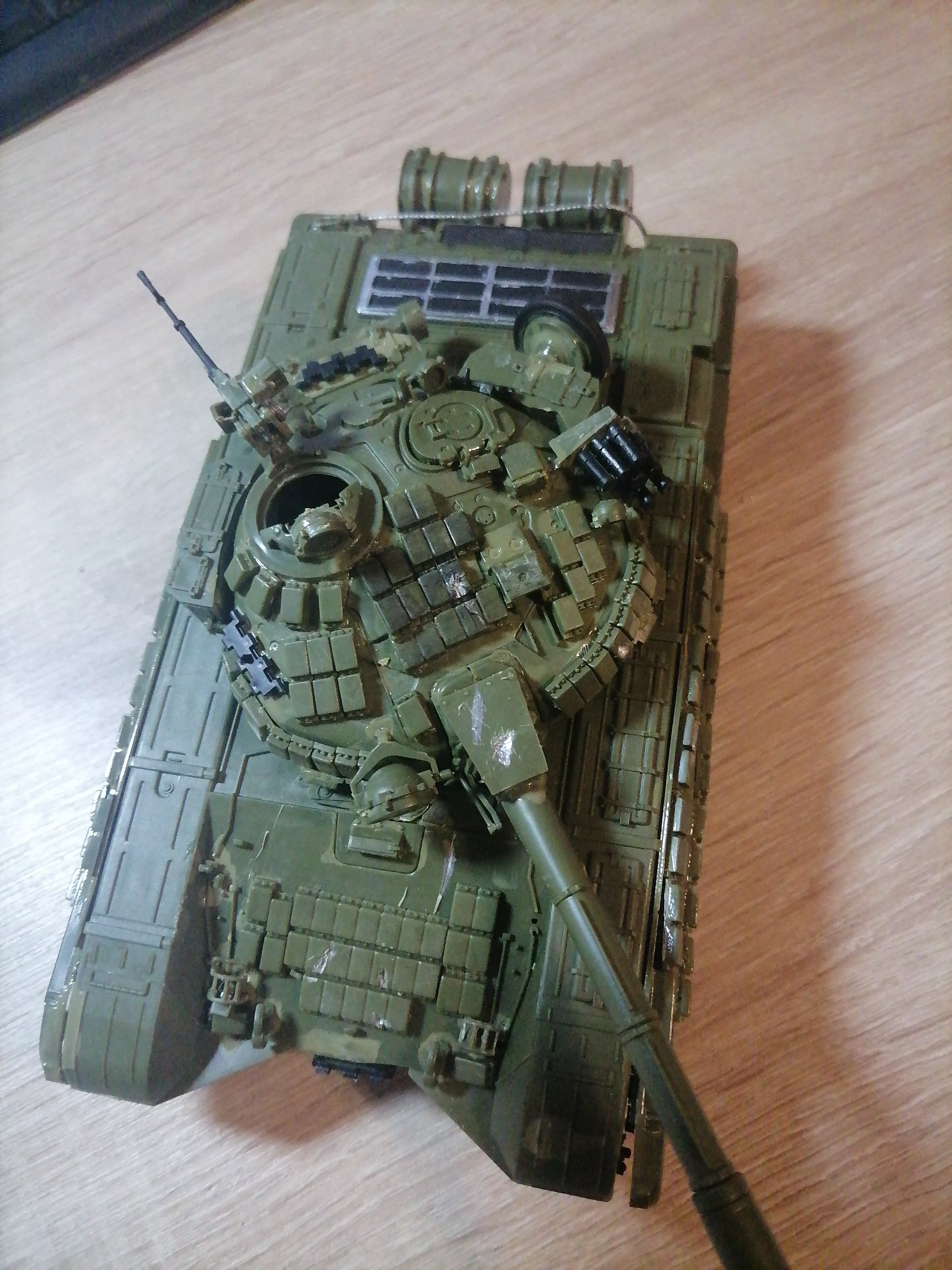 Российский основной танк с активной броней Т-72Б