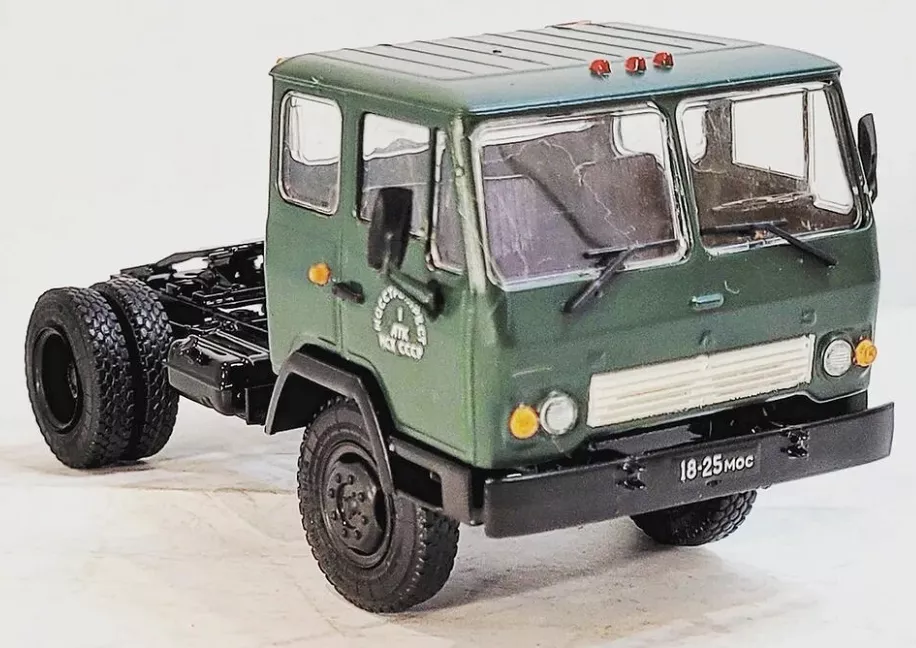 Сборная модель КАЗ-608В седельный тягач