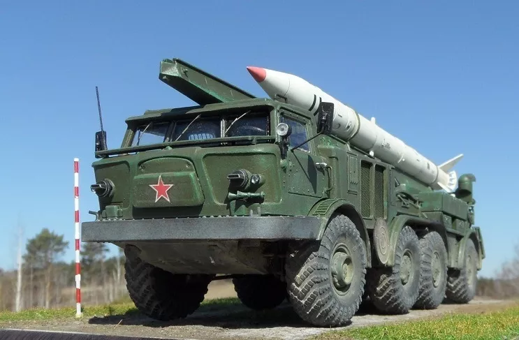 Сборная модель ЛУНА-М 9П113 с ракетой 9М21 на шасси ЗИЛ-135ЛМ
