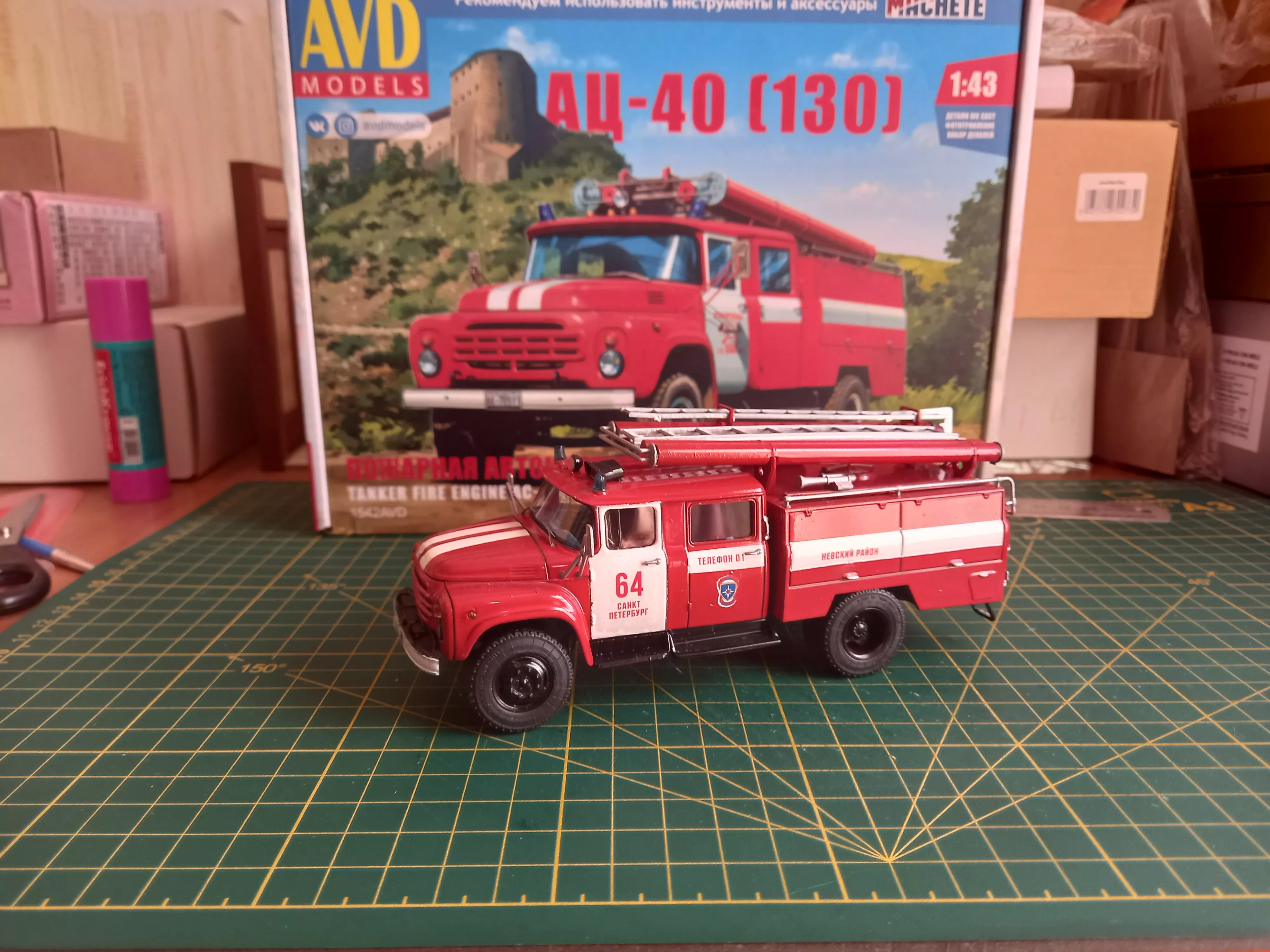 Сборная модель Пожарная автоцистерна АЦ-40 (130)